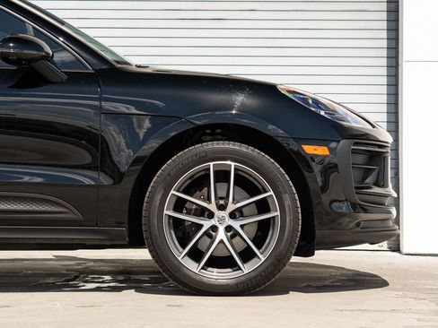 Certified 2024 Porsche Macan AWD/4WD image 31