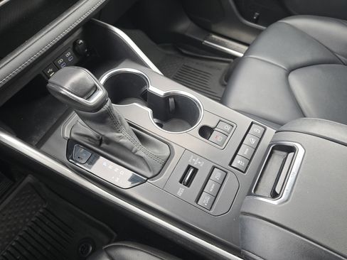 Used 2022 Toyota Highlander XLE image 25