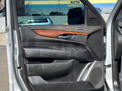 Used 2019 Cadillac Escalade ESV Luxury w/ LPO, Radiant Package AWD/4WD image 9