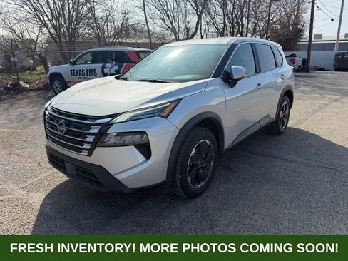 Used 2025 Nissan Rogue SV image 2