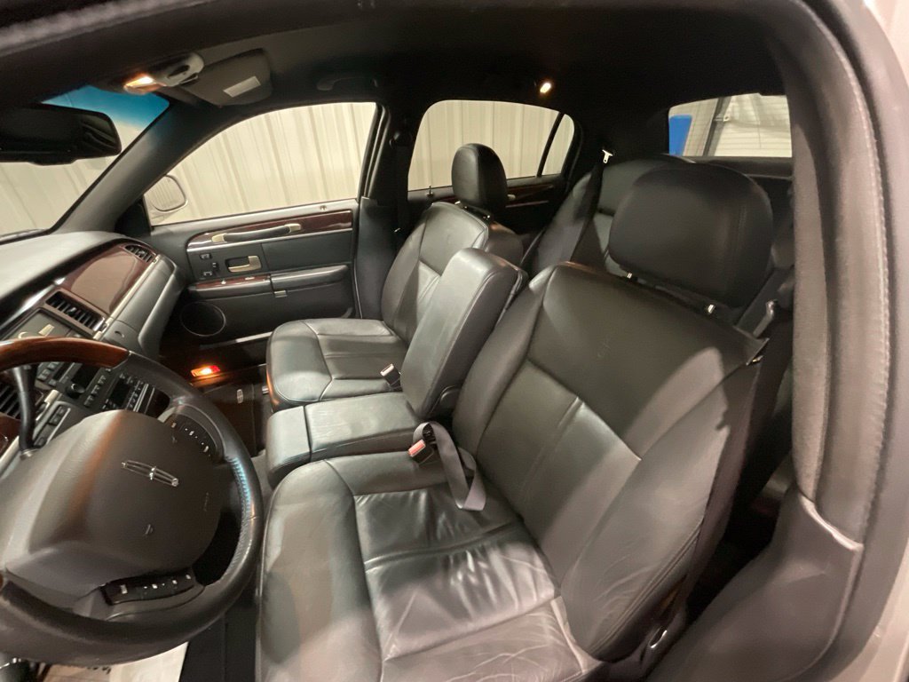 Used 2008 Lincoln Town Car Signature Limited RWD image 9