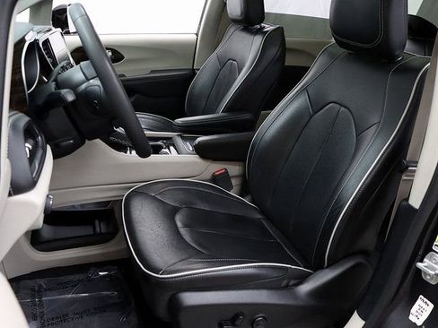 Used 2023 Chrysler Pacifica Limited FWD image 9