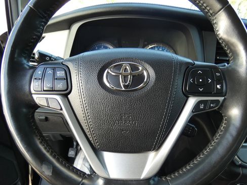 Used 2018 Toyota Sienna Limited image 56