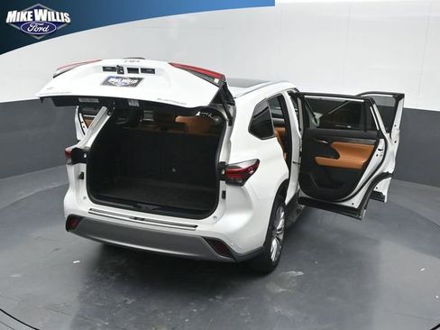 Used 2023 Toyota Highlander Platinum image 15