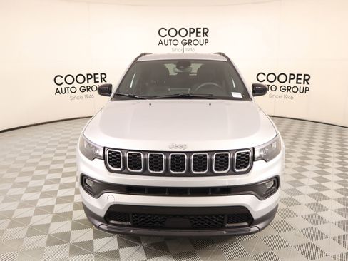 Used 2025 Jeep Compass Latitude AWD/4WD image 7