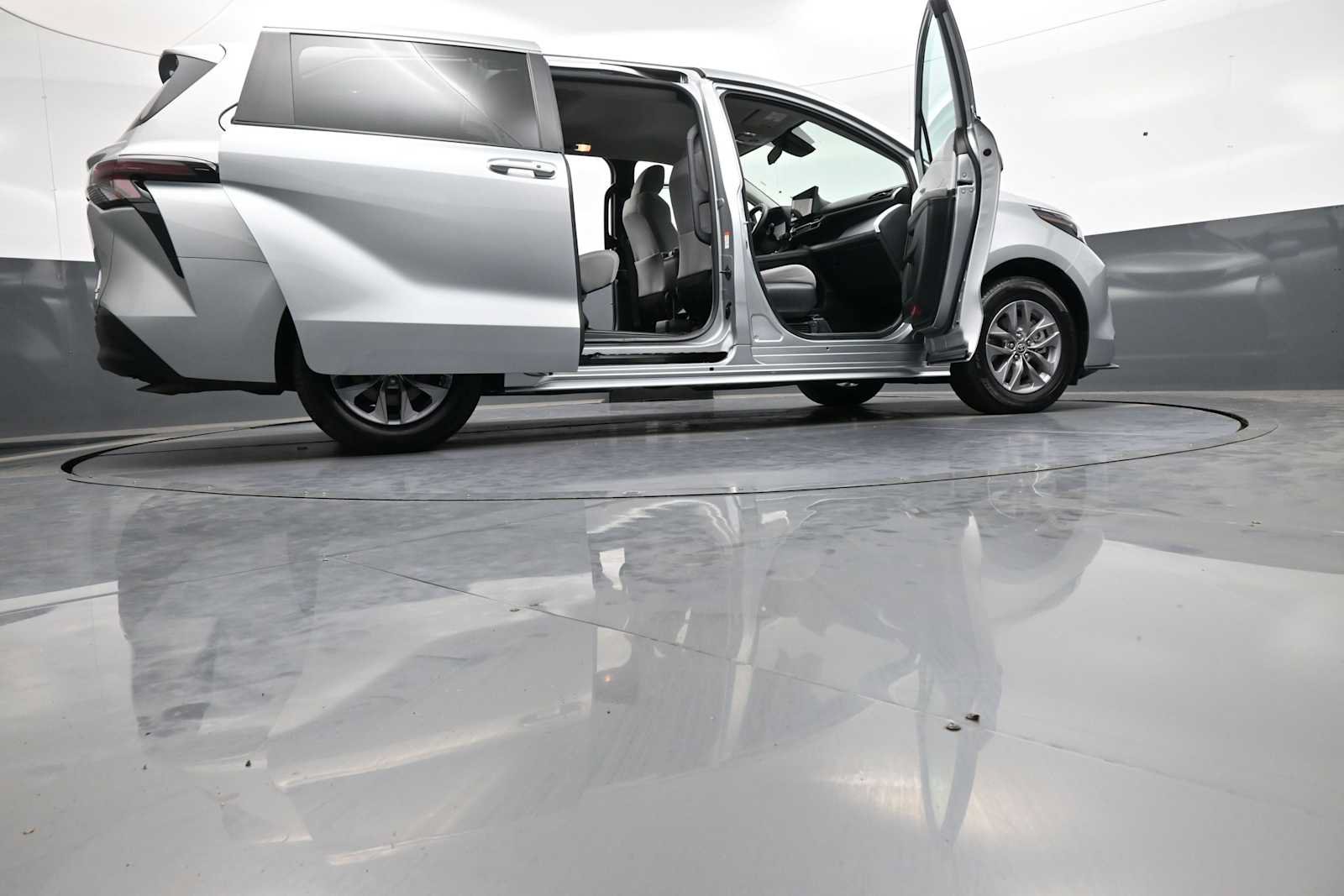 Used 2025 Toyota Sienna LE FWD image 48