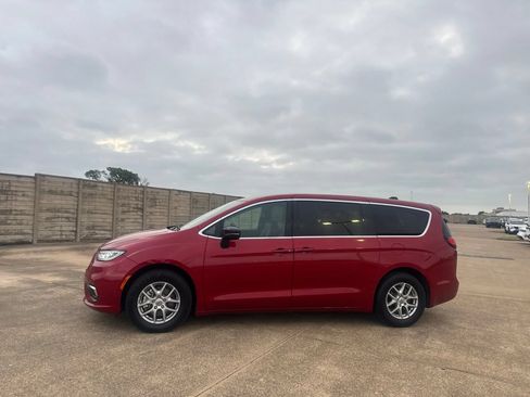 Used 2025 Chrysler Pacifica Select FWD image 11