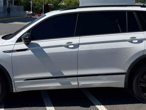 Used 2024 Volkswagen Tiguan SE R-Line FWD image 7
