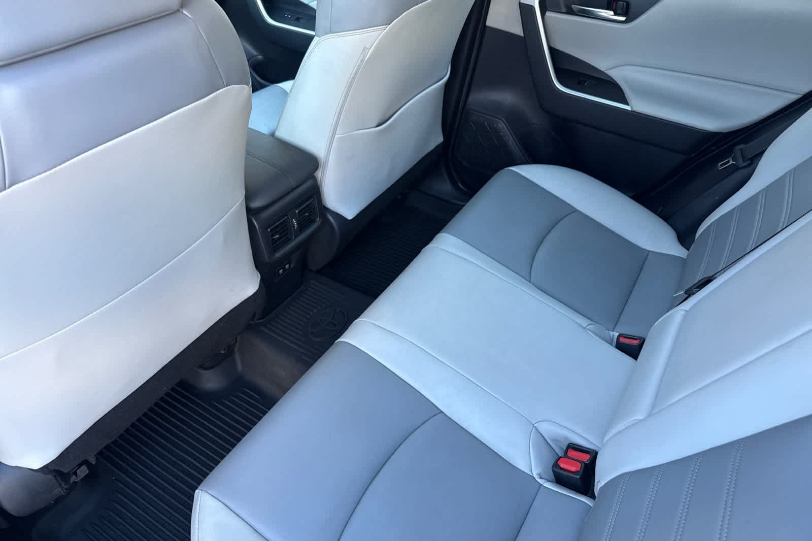 Used 2021 Toyota RAV4 XLE Premium AWD/4WD image 4