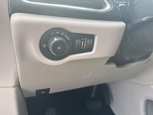 Used 2023 Chrysler Pacifica Limited FWD image 33