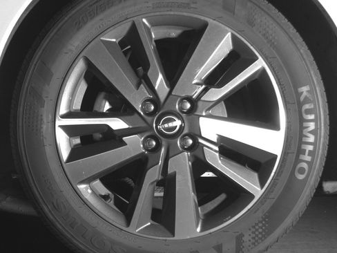 Used 2025 Nissan Versa SV image 12