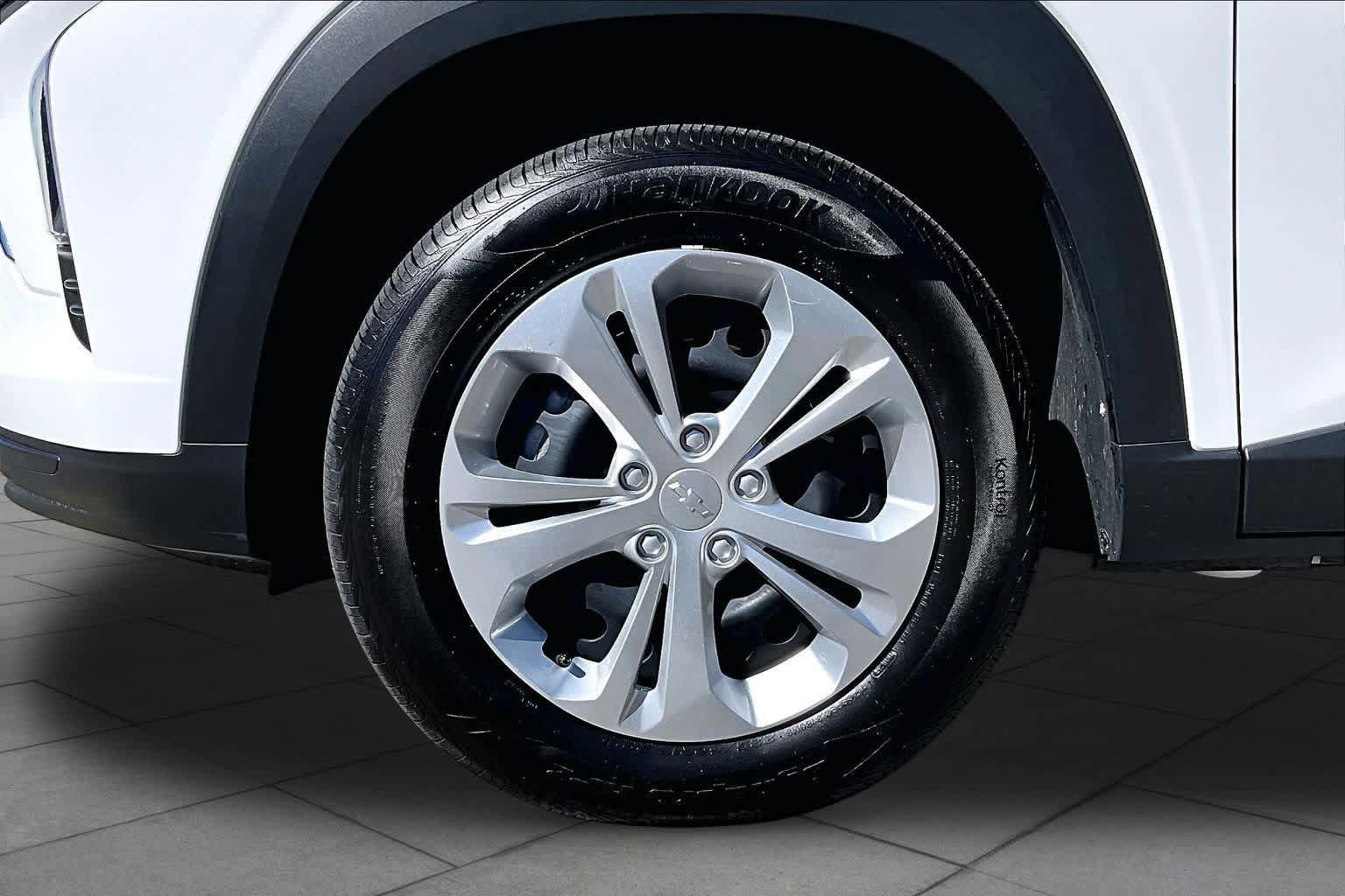 Used 2025 Chevrolet Trax LS FWD image 11