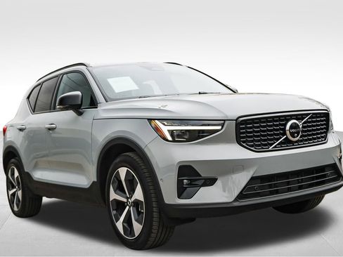 Used 2026 Volvo XC40 B5 Plus w/ Protection Package Premier image 3