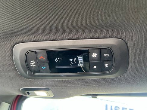 Used 2025 Chrysler Pacifica Limited FWD image 11