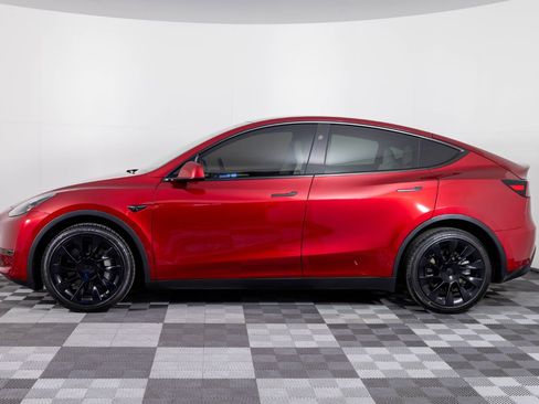 Used 2024 Tesla Model Y Performance image 3