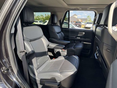 Used 2025 Ford Expedition Platinum AWD/4WD image 32