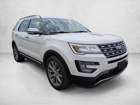 Used 2017 Ford Explorer Limited w/ Equipment Group 303A AWD/4WD image 3