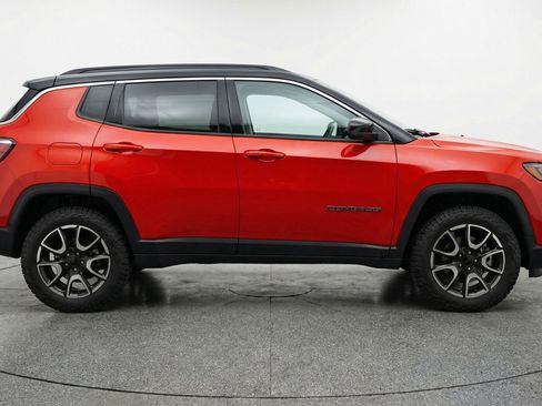 Used 2025 Jeep Compass Trailhawk AWD/4WD image 11