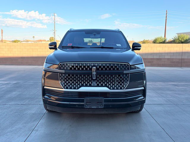 Used 2025 Lincoln Navigator Reserve AWD/4WD image 2
