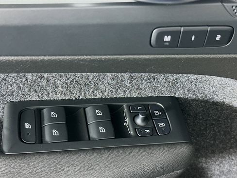 Used 2025 Volvo XC40 B5 Plus image 15