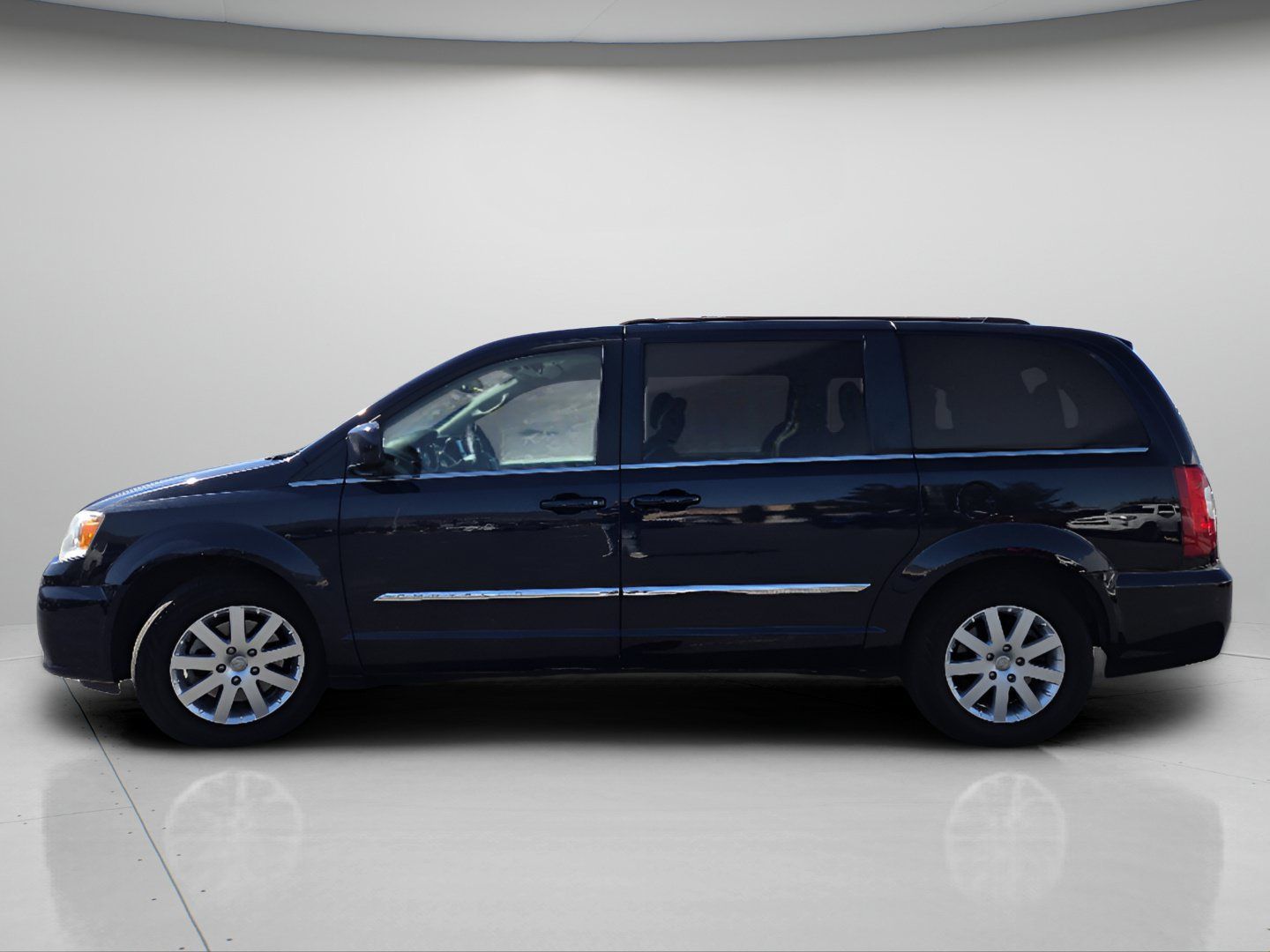 Used 2015 Chrysler Town & Country Touring FWD image 19