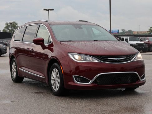 Used 2018 Chrysler Pacifica Touring-L w/ Advanced Safetytec Group FWD image 4