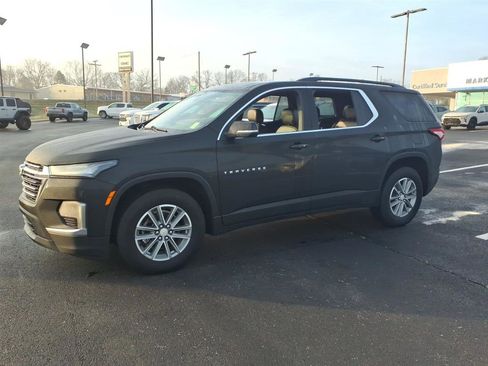 Used 2023 Chevrolet Traverse LT image 3