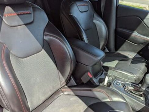 Used 2019 Jeep Cherokee Trailhawk w/ Cold Weather Group AWD/4WD image 20