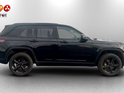 Used 2023 Jeep Grand Cherokee Altitude image 3