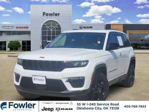 Used 2023 Jeep Grand Cherokee Limited w/ Black Appearance Package AWD/4WD image 1