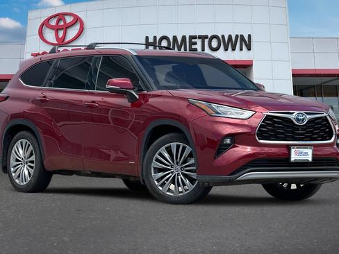 Used 2023 Toyota Highlander Platinum AWD/4WD image 2
