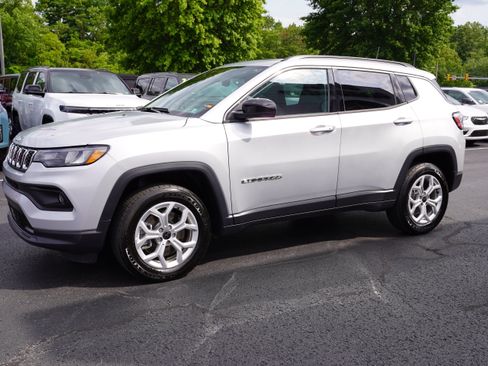 Used 2025 Jeep Compass Latitude w/ Sun & Sound Group AWD/4WD image 9