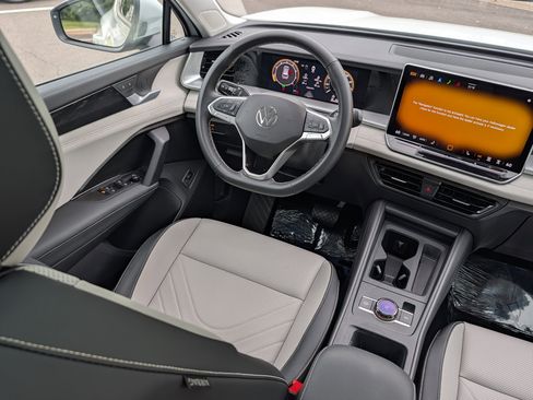 Used 2025 Volkswagen Tiguan SE AWD/4WD image 9
