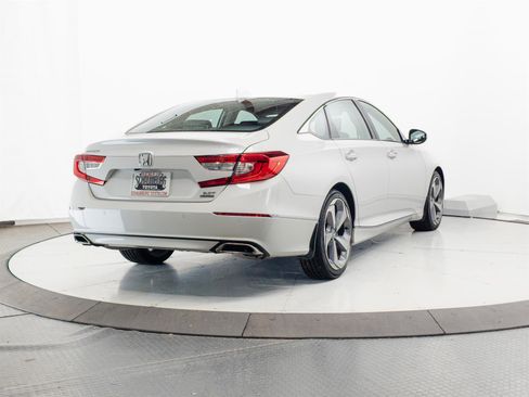 Used 2018 Honda Accord Touring image 12