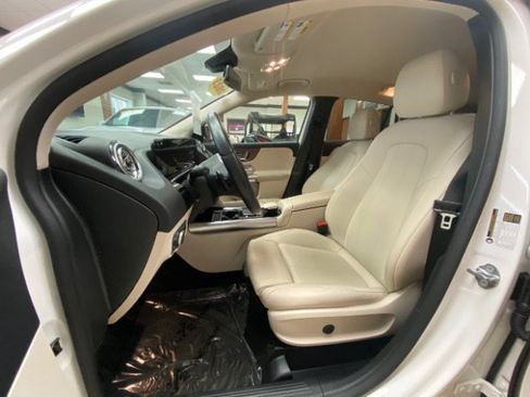 Used 2023 Mercedes-Benz GLA 250 4MATIC w/ Premium Package image 11