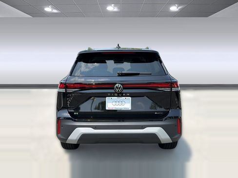 Used 2025 Volkswagen Tiguan SE AWD/4WD image 10