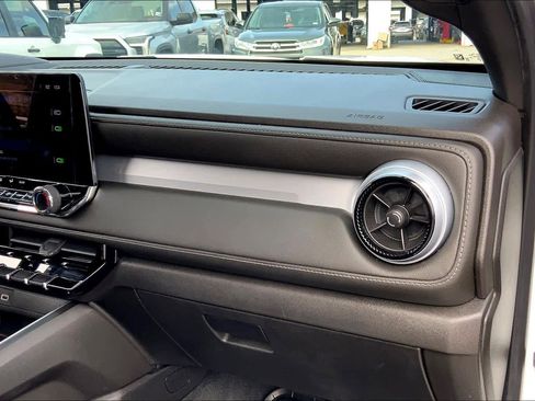 Used 2024 Chevrolet Colorado LT w/ LT Convenience Package image 17