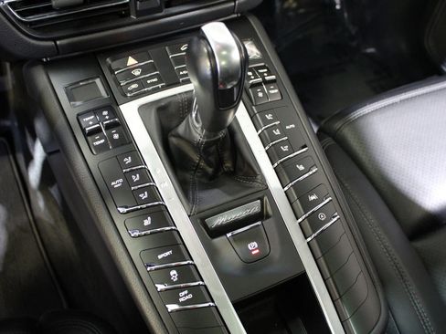Used 2020 Porsche Macan image 32