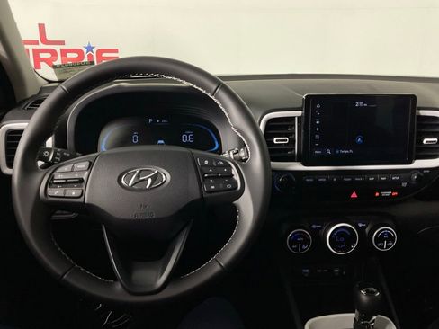Used 2025 Hyundai Venue Limited FWD image 17