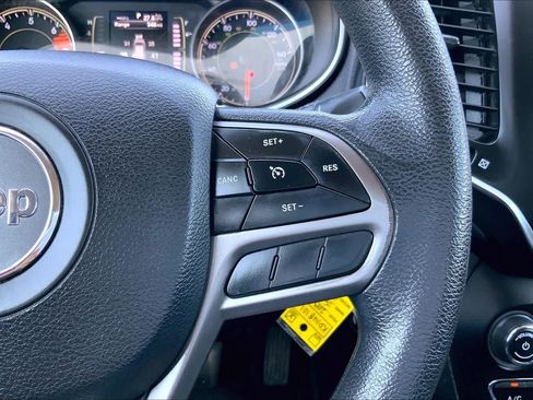 Used 2019 Jeep Cherokee Latitude w/ Popular Appearance Group FWD image 25