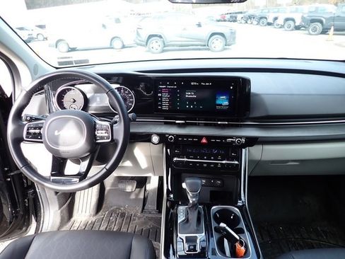Used 2024 Kia Carnival EX image 11
