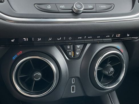 Used 2025 Chevrolet Blazer LT image 32