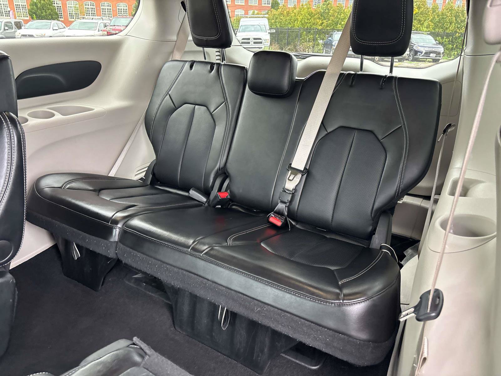 Used 2024 Chrysler Pacifica Touring-L FWD image 13