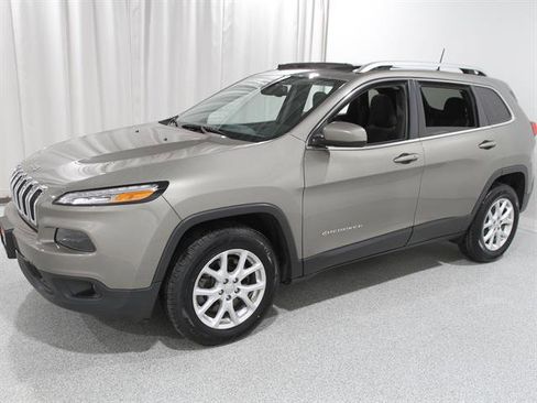 Used 2017 Jeep Cherokee Latitude w/ Comfort/Convenience Group image 3