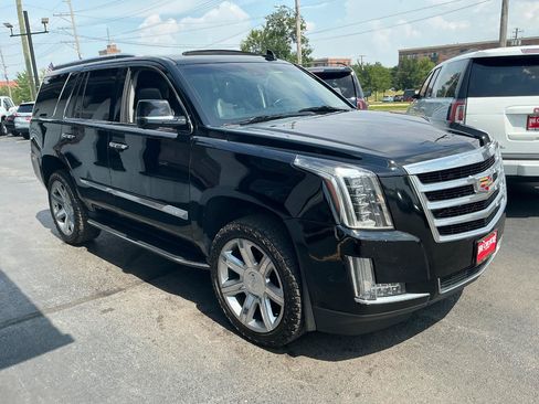 Used 2019 Cadillac Escalade Luxury RWD image 3