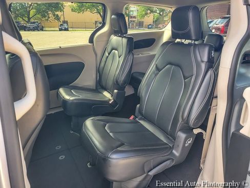 Used 2023 Chrysler Pacifica Touring-L FWD image 17