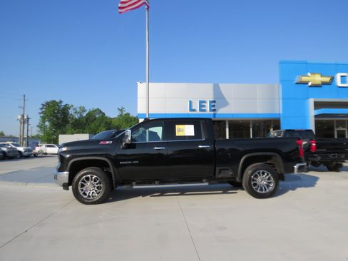 Used 2024 Chevrolet Silverado 2500 LTZ w/ LTZ Convenience Package AWD/4WD image 2