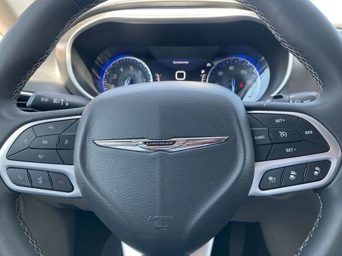 Used 2024 Chrysler Pacifica Touring-L image 18