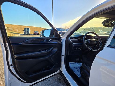 Used 2023 Jeep Grand Cherokee Altitude image 10