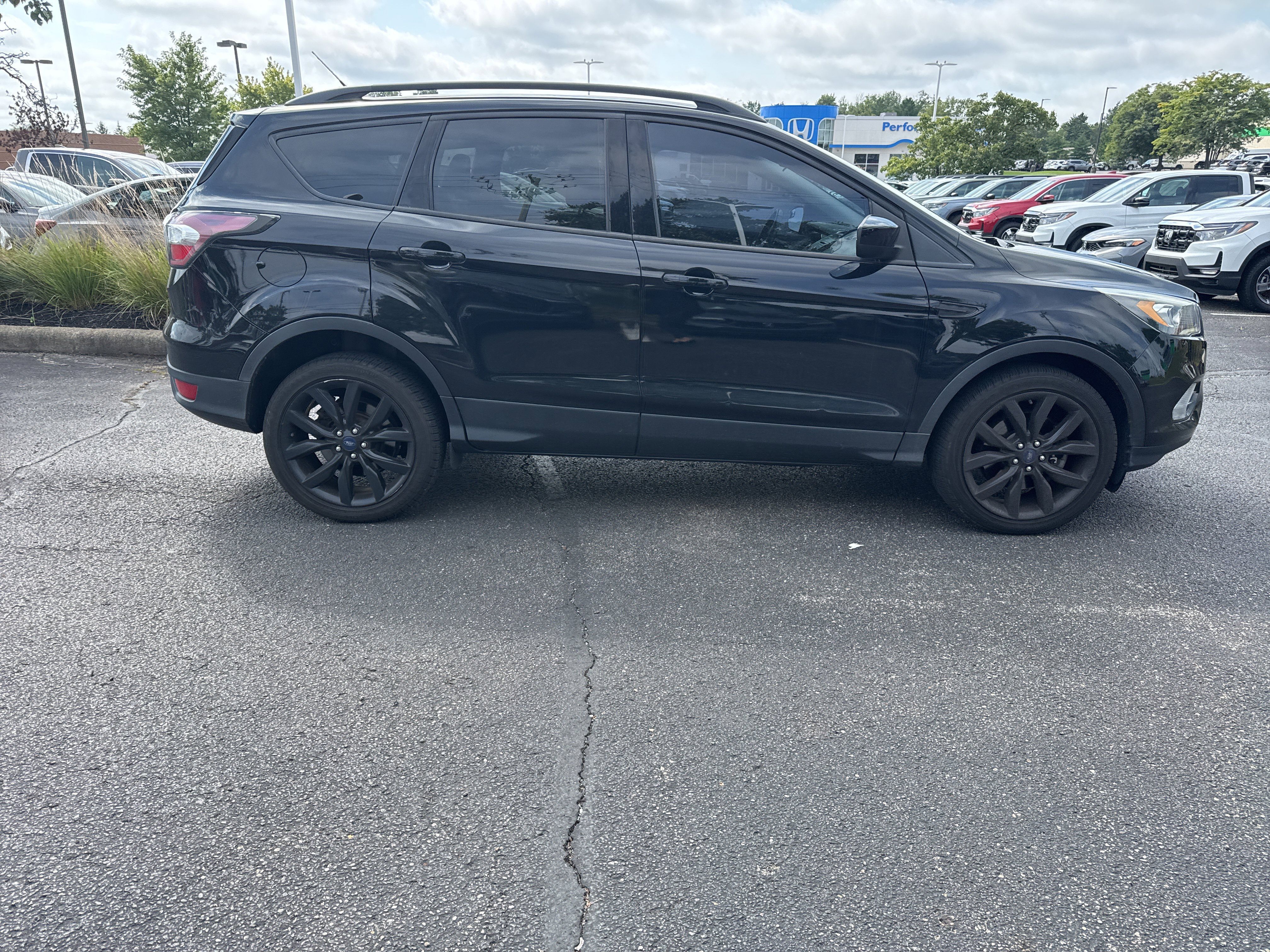 Used 2017 Ford Escape SE w/ SE Sport Appearance Package AWD/4WD image 24